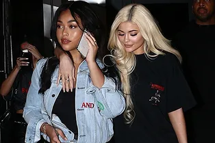 Футболка вместо платья и белые сапоги гармошкой: Кайли Дженнер в Майами