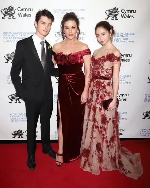 Кэтрин Зета-Джонс с сыном Диланом и дочерью Кэрис