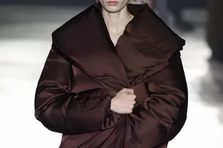 Где купить пуховик в самом модном цвете сезона: 5 лучших вариантов