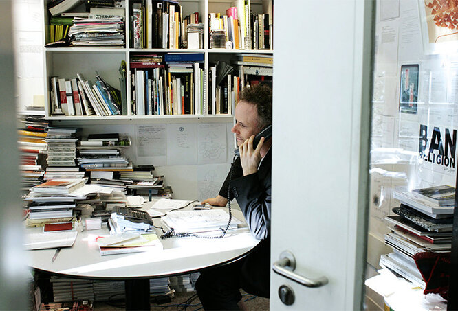 Ханс-Ульрих Обрист в своем офисе в Лондоне, 2007 год