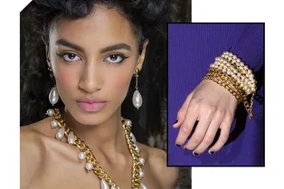 Этой осенью носите цепи в комбинации с жемчугом