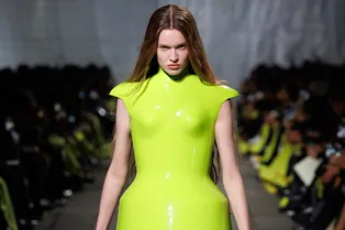 Интрига сезона: какой получилась первая коллекция Шона МакГирра для Alexander McQueen Интрига сезона: какой получилась первая коллекция Шона МакГирра для Alexander McQueen