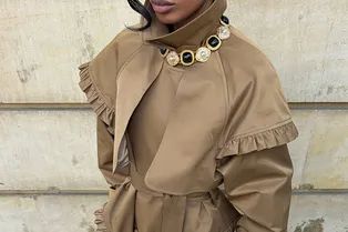 Бежевый тренч — это скучно? Нет, если носить его так