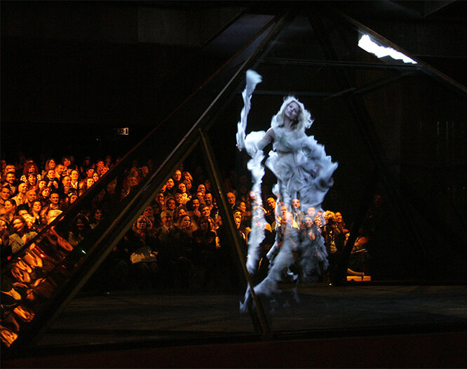 Голограмма Кейт Мосс во время показа Alexander McQueen осень-зима 2006/07