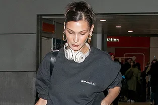 «Космический» свитшот, спортивные штаны и сумка Louis Vuitton: Белла Хадид прибыла в Париж