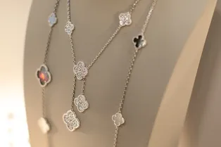 «Чтобы удача сопутствовала вам, нужно в нее верить»: в Москве презентовали новые украшения Van Cleef & Arpels