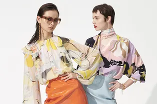 Яркие виниловые юбки, платья плиссе и дубленки пастельных оттенков в новой коллекции Emilio Pucci