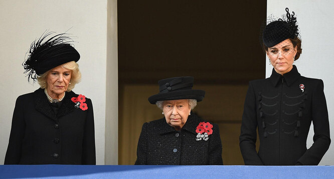 Елизавета II и Кейт Миддлтон на Дне памяти павших