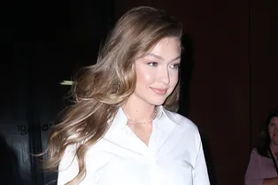 Юбка с глазом и белая рубашка: Джиджи Хадид в Нью-Йорке