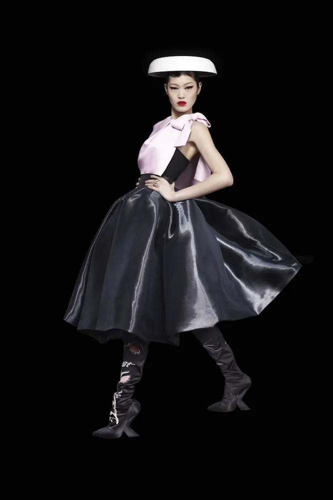 Ода КутюруЧихару ОкунугиЯпонская красавица с поэтичной внешностью.Dior. Шляпа, бюсть, юбка, кольца и сапоги Dior.