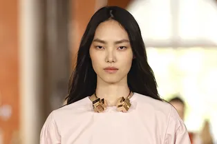 Почему этой весной вам стоит примерить украшения в бруталистском стиле Почему этой весной вам стоит примерить украшения в бруталистском стиле