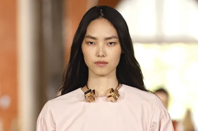 Почему этой весной вам стоит примерить украшения в бруталистском стиле