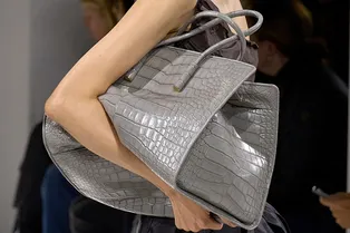 Летом вам нужна очень(!) большая сумка. И носить ее можно даже на выход