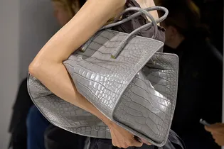 Летом вам нужна очень(!) большая сумка. И носить ее можно даже на выход