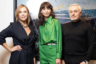 Алена Долецкая, Ксения Чилингарова, Вика Газинская на открытии выставки в галерее Алины Пинской