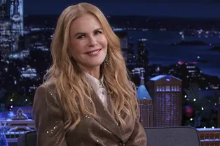 Нюдовый сверкающий брючный костюм: Николь Кидман нашла идеальный праздничный образ для тех, кому надоели платья