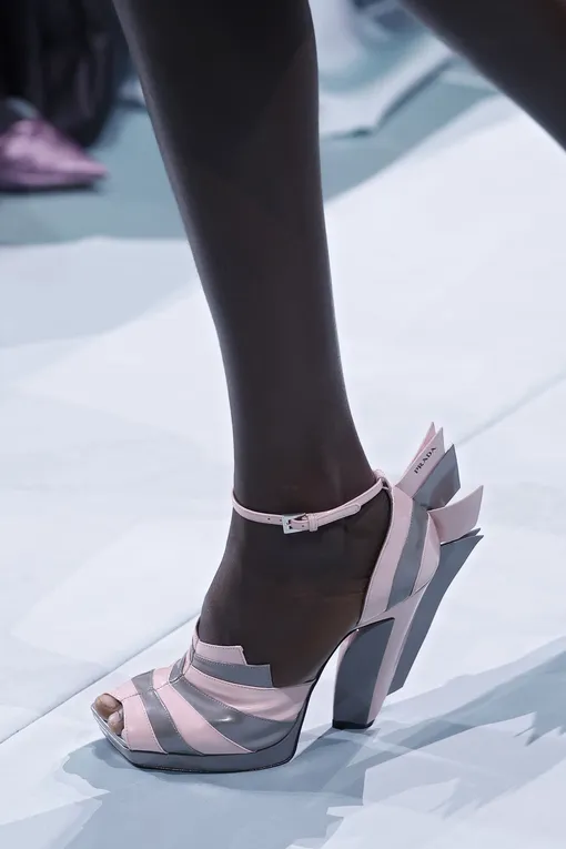 Prada весна-лето 2025