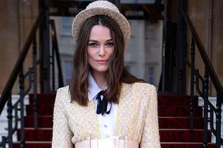 Кира Найтли в твидовом костюме Chanel на вручении ордена Британской империи