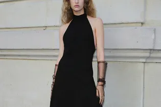 10 аксессуаров, которые превратят простое черное платье в эффектный новогодний образ