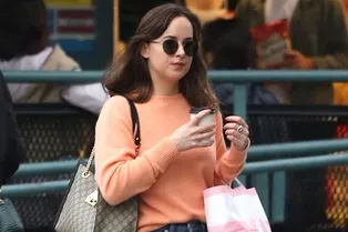 Джинсы Proenza Schouler и лоферы Gucci: Дакота Джонсон на шопинге в Лос-Анджелесе