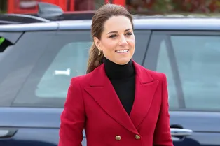 Кейт Миддлтон в алом блейзере Philosophy di Lorenzo Serafini отправилась с принцем Уильямом в Северный Уэльс