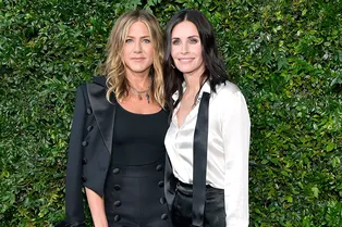 Дженнифер Энистон и Кортни Кокс на ужине Chanel в Малибу