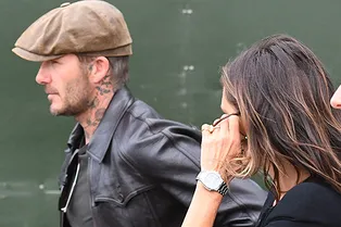 Виктория Бекхэм разбавила черный тотал-лук неоновыми лодочками