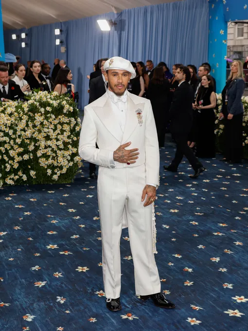 Льюис Хэмилтон в Wales Bonner на Met Gala 2025 Льюис Хэмилтон в Wales Bonner на Met Gala 2025