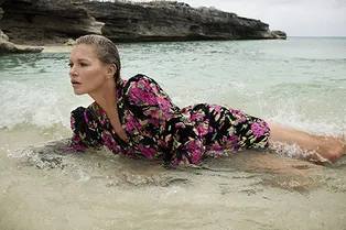 44-летняя Кейт Мосс нежится на пляже в кампании Saint Laurent