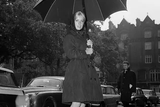 Как модно одеться в дождь: 6 практичных образов, которые легко повторить