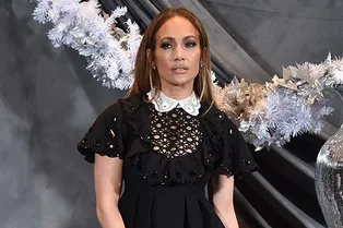 Дженнифер Лопез в платье беби-долл Valentino и ботфортах на шпильках в Лос-Анджелесе