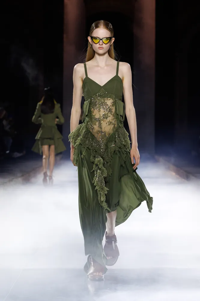 Alexander McQueen весна-лето 2025 Alexander McQueen весна-лето 2025