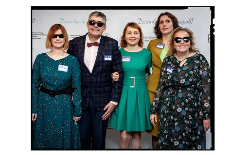 Юлия Васильева (крайняя справа) с клиентами проекта «Модный незрячий»