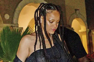 Перья, блестки и разрез от бедра: все тренды новогодних образов в одном платье Рианны