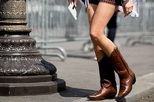 Почему стоит начать носить казаки летом: 8 образов от звезд стритстайла