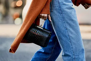 С чем носят джинсы француженки, чтобы попасть в хроники стритстайла