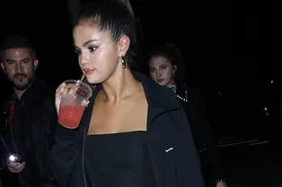 Платье-футляр и сапоги-чулки: Селена Гомес в образе леди