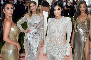 Ирина Шейк, Ким Кардашьян, Николь Кидман и еще 20 звезд в самых красивых платьях с металлическим блеском