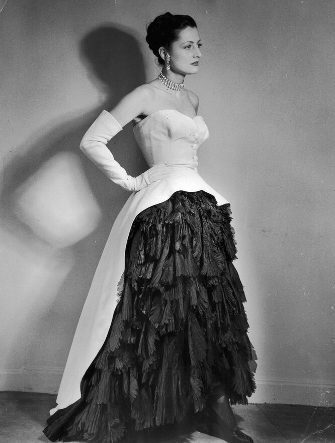 Модель в вечернем платье Balenciaga, 1951год