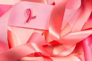 Как розовая ленточка стала символом борьбы против рака груди