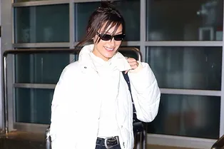 С чем носит короткий белый пуховик Белла Хадид