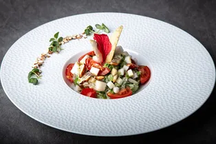 Лепестки сакуры, синий ризотто, сердцевина пальмы и сердце оленя — что есть в ресторанах на этой неделе