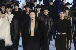 Меховые смокинги, брюки из ламы и черная кожа с головы до ног: Haider Ackermann Меховые смокинги, брюки из ламы и черная кожа с головы до ног: Haider Ackermann