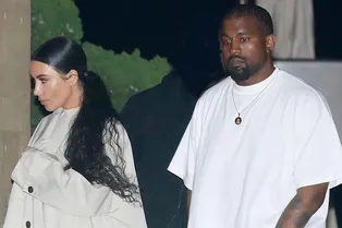 Ким Кардашьян в «космических» брюках и светящейся обуви сходила на ужин с Канье Уэстом