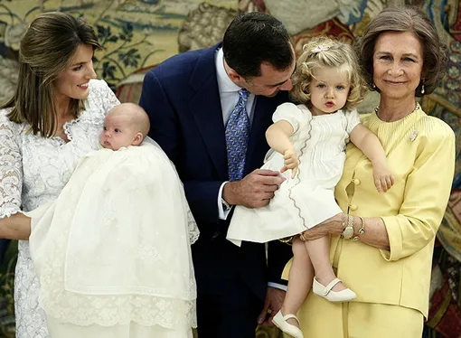 Принцесса Испании Летиция с наследным принцем Испании Филиппом и королевой Испании Софией, которая держит принцессу Леонор во время крещения принцессы Софии во дворце Сарсуэла в Мадриде, 15 июля 2007