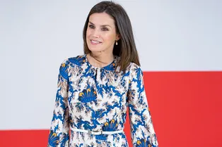 Кобальтовые лодочки и пестрое платье Sandro: королева Летиция посетила премию в Мадриде