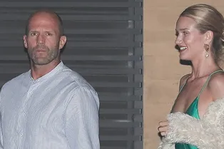 На свидание со Стэйтемом: Роузи Хантингтон-Уайтли выбирает платье-комбинацию