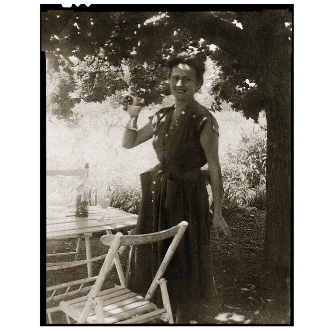 Катрин Диор в своем саду в Провансе