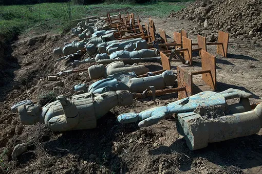 Раскопки в Тоскане для инсталляции «Коллекция археолога». 2009. Раскопки в Тоскане для инсталляции «Коллекция археолога». 2009.