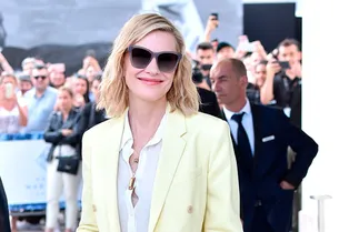Кейт Бланшетт в лимонном костюме и белых ботильонах в Каннах